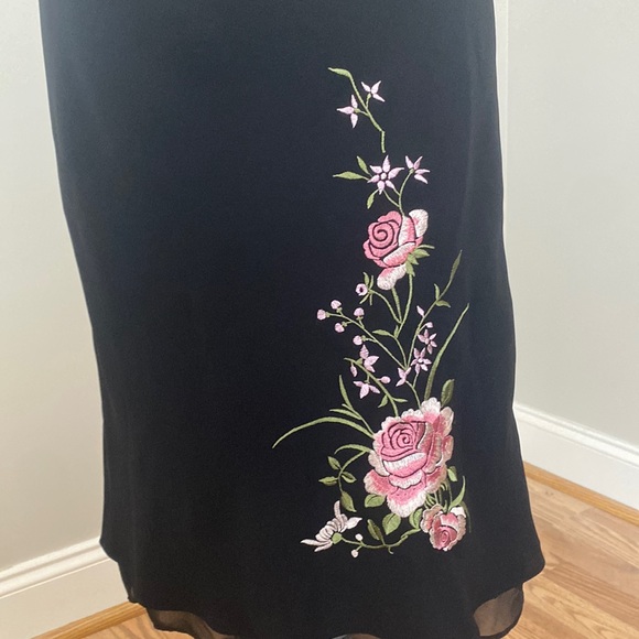 Beautiful Black Dress with V-Neck with Embroidered Floral Detail - Picture 3 of 9
